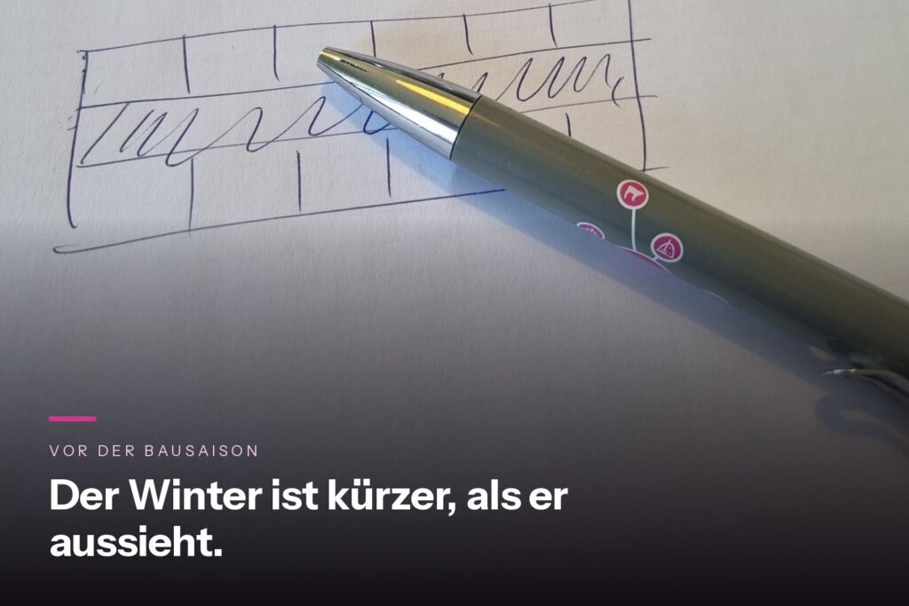Offene Bergehalle mit Strohballen über einem angeschnittenen Fahrsilo im Winter