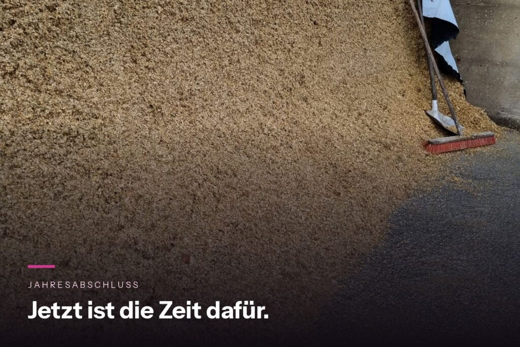 Besen an einer angeschnittenen Silagewand auf einem Fahrsilo
