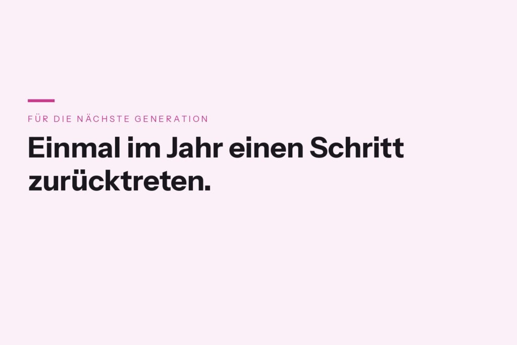 extgrafik mit dem Satz „Einmal im Jahr einen Schritt zurücktreten."